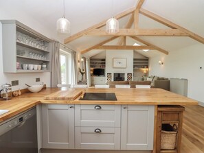 Kylskåp, diskmaskin, vattenkokare och brödrost