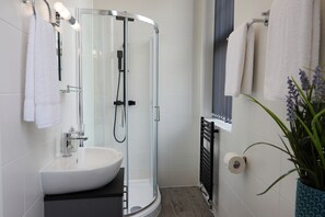 Shower, hydromassage showerhead, hair dryer, towels - The Woden Boutique Hotel Walsall M6 J9 (Wednesbury)