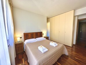 3 bedrooms, desk, iron/ironing board, travel cot