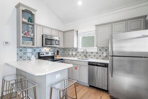 Mikrowelle, Herdplatte, Geschirrspüler