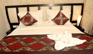 Premium bedding, down comforters, desk, free WiFi - Hotel Suncity  (Hisar)