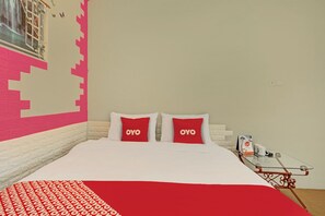 Desk, laptop workspace, free WiFi, bed sheets - Hotel O Villa Inn App Trawas Bintaro Syariah (Trawas)