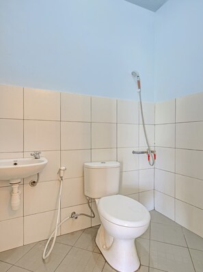Standard Double Room | Bathroom | Shower, towels - Hotel O Villa Inn App Trawas Bintaro Syariah (Trawas)
