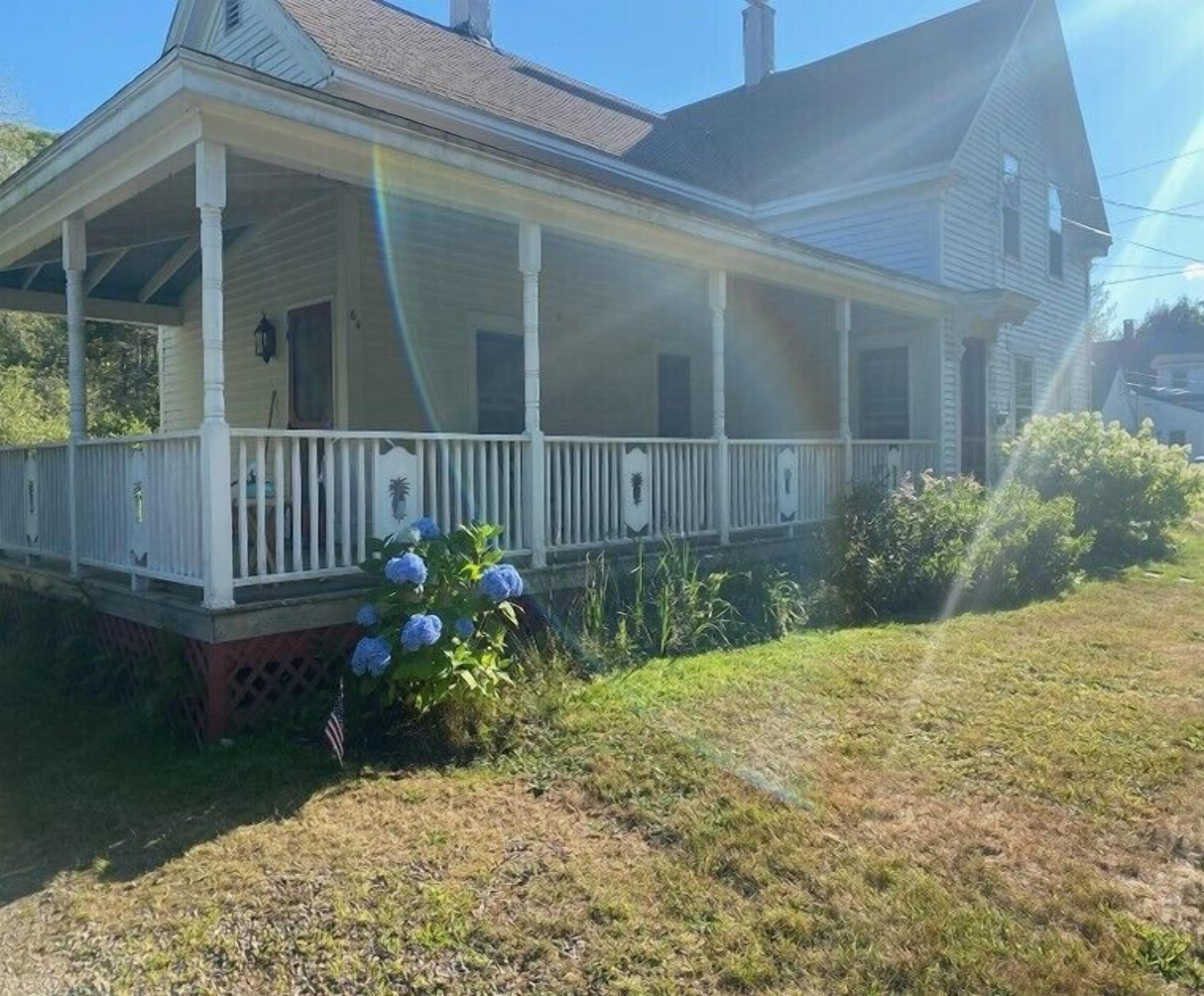 Charming 3br and 2b near the heart of New Harbor