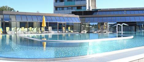 3 piscinas internas, 3 piscinas externas, guarda-sóis, espreguiçadeiras