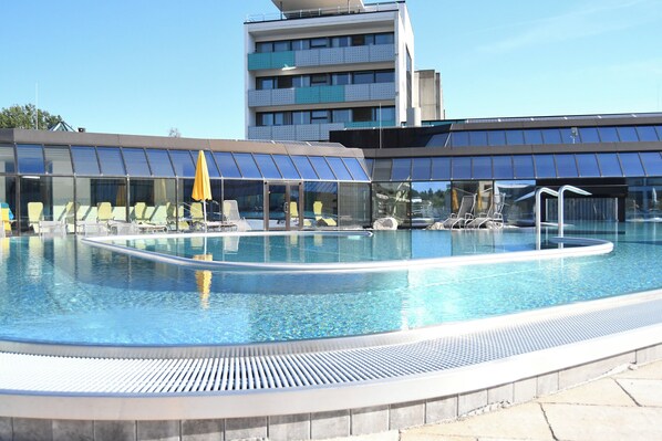 3 Innenpools, 3 Außenpools, Sonnenschirme, Liegestühle