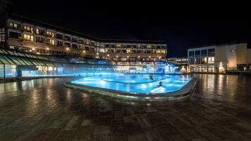 4 piscinas cubiertas, 5 piscinas al aire libre, sombrillas, tumbonas