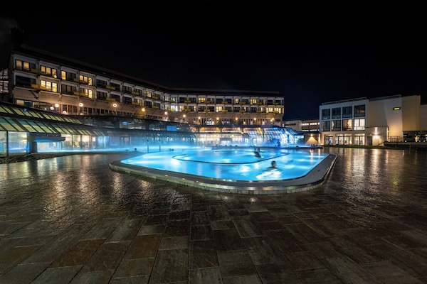 4 indoor pools, 5 outdoor pools, pool umbrellas, pool loungers