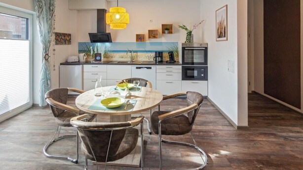 Una cocina moderna con comedor.