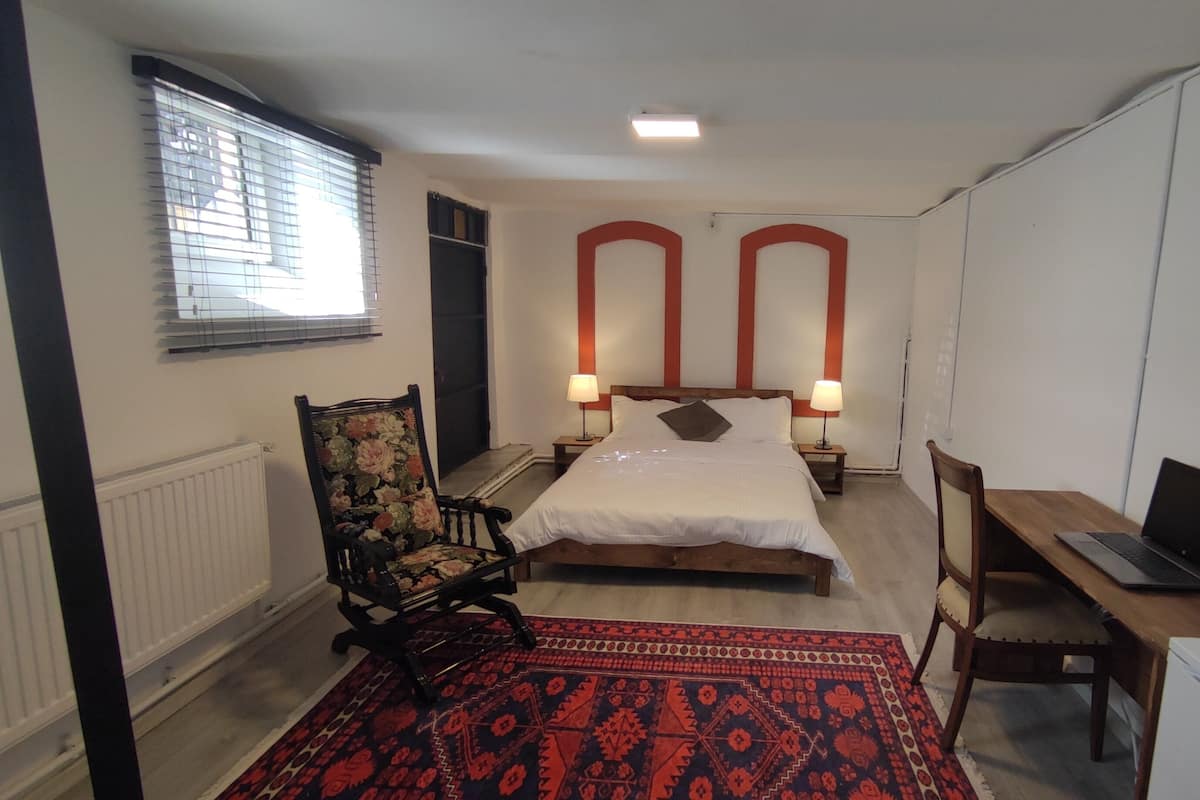 1 camera, postazione laptop, tende oscuranti, ferro/asse da stiro