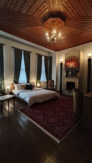 Kahden hengen executive-huone | Kannettavalle tietokoneelle sopiva työtila, pimennysverhot