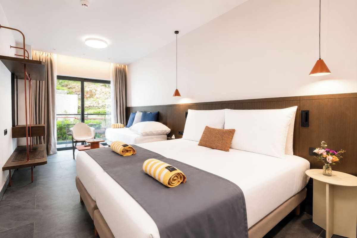 Triple Room Mountain View | 고급 침구, 미니바, 객실 내 금고, 책상