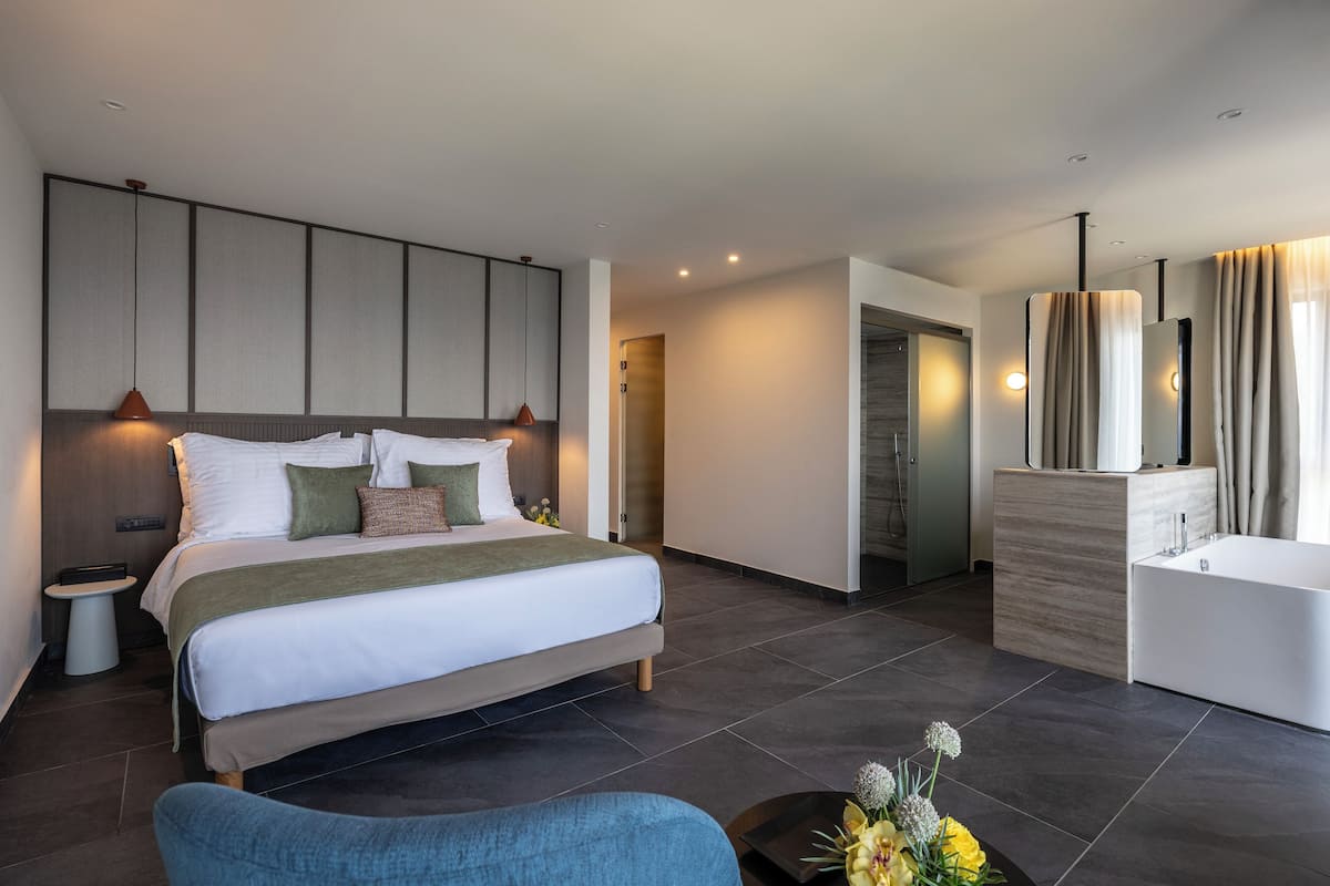 Junior Suite Front Sea View | 고급 침구, 미니바, 객실 내 금고, 책상
