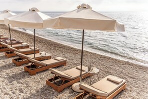 Camastros, sombrillas y toallas de playa 