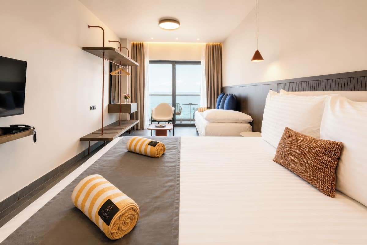 Triple Room Front Sea View | 고급 침구, 미니바, 객실 내 금고, 책상