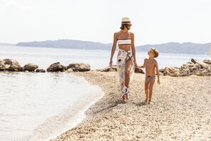 كراسي للتشمس، مظلات الشاطئ، مناشف للشاطئ