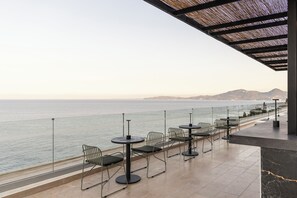 5 bares y bar junto a la piscina