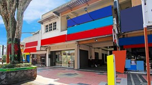 A multi-story building with a ground-level commercial space and upper residential units. - Hotel O Mutiara (Magelang)