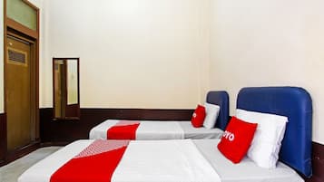 Escritorio, espacio para trabajar con laptop y wifi gratis