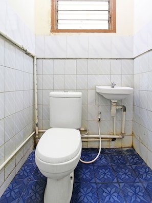 Bañera con ducha, toallas