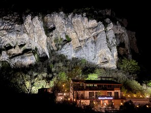 A building with a balcony overlooking a rocky cliff. - Hotel Dzeruli  (Terjola)