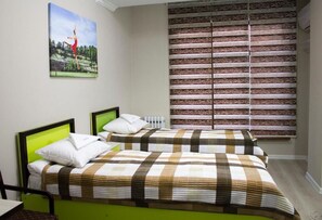 Habitación estándar con 2 camas individuales, baño compartido | Espacio para trabajar con laptop, cortinas blackout y wifi gratis 