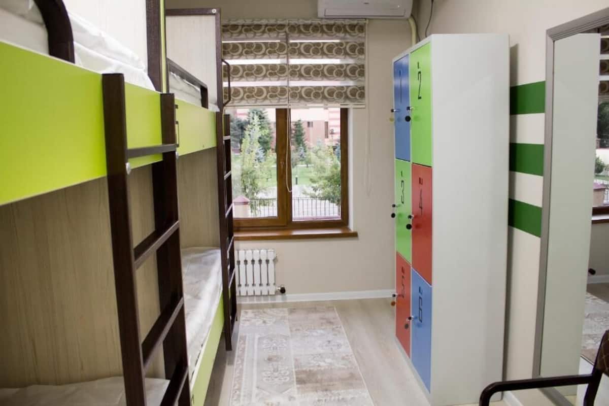 Dormitorio condiviso Economy, per soli uomini, bagno condiviso | Postazione laptop, tende oscuranti, Wi-Fi gratuito