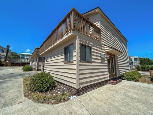 15% off 3-7 nights thru Dec PET FRIENDLY HOUSE. 150 steps to beach. 3 bdr 2 bath