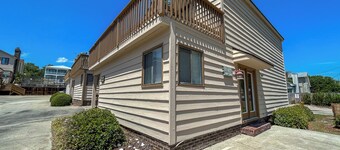 15% off 3-7 nights thru Dec PET FRIENDLY HOUSE. 150 steps to beach. 3 bdr 2 bath