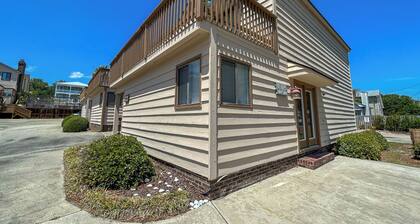 15% off 3-7 nights thru Dec PET FRIENDLY HOUSE. 150 steps to beach. 3 bdr 2 bath