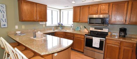 Een koelkast, een microgolfoven, een oven, een kookplaat