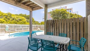 Outdoor dining - Sol Mate - 5BR 2nd Row Home with Ocean Views, Pool, Hot Tub & Pet Friendly! (North Topsail Beach)