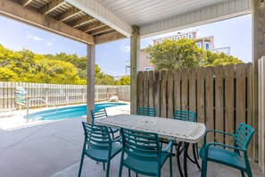 Outdoor dining - Sol Mate - 5BR 2nd Row Home with Ocean Views, Pool, Hot Tub & Pet Friendly! (North Topsail Beach)