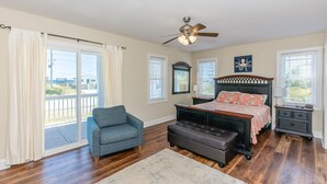 Room - Sol Mate - 5BR 2nd Row Home with Ocean Views, Pool, Hot Tub & Pet Friendly! (North Topsail Beach)