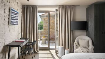 3 bedrooms, iron/ironing board, travel crib, free WiFi