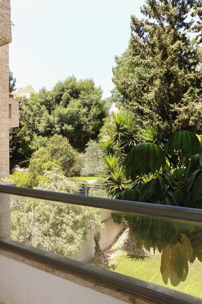 HEART OF JERUSALEM APARTMENT, WIFI , 2 BEDROOMS SLEEP 6+ people
with parking.