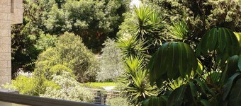 HEART OF JERUSALEM APARTMENT, WIFI , 2 BEDROOMS SLEEP 6+ people
with parking.