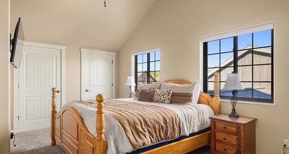Sweet Pea -Suite in Brewery/Cannery Historic District of the north end of town!