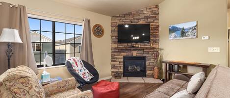 TV connectée, cheminée, livres