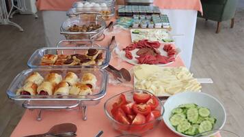 Free daily buffet breakfast