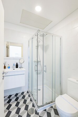 Studio | Bathroom | Shower, rainfall showerhead, hair dryer, towels - Oporto Urban Mood (Porto)
