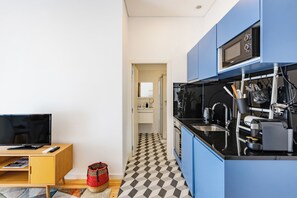 Studio | Private kitchenette | Mini-fridge, microwave, oven, stovetop - Oporto Urban Mood (Porto)