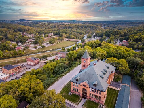 Tranquil Galena Getaway:3BR All Ensuites: Hot Tub, Fireplace, Firepit, Amenities