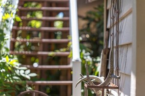 Property grounds - Wild Rose #2 Spacious Apartment in Central Area (Sequim)