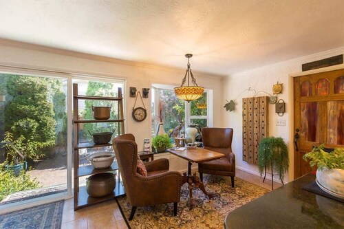 Wild Rose #2 Spacious Apartment in Central Area