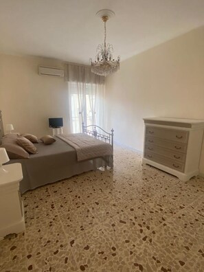 2 soverom, strykejern/-brett og sengetøy