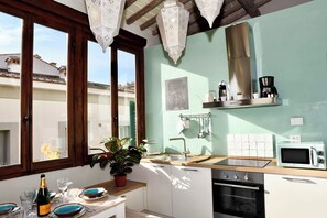 Kühlschrank, Mikrowelle, Ofen, Herdplatte