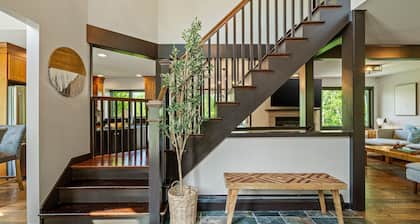 Valley View: 5BR Mtn Home with Hot Tub, Sauna & Two Living Rooms!