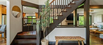 Valley View: 5BR Mtn Home with Hot Tub, Sauna & Two Living Rooms!