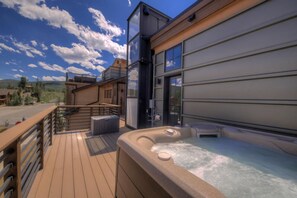 Tina de hidromasaje al aire libre